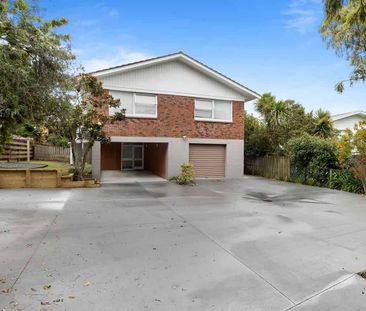 Charming 3BR Home in Northcote! - Photo 5