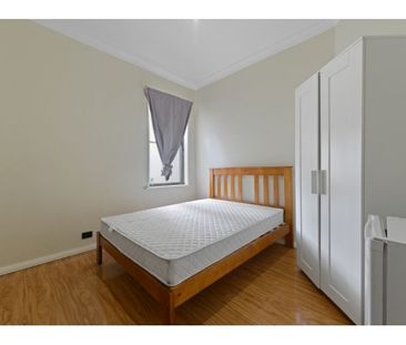 Affordable Room in Conveniently Located Guest House - Photo 5