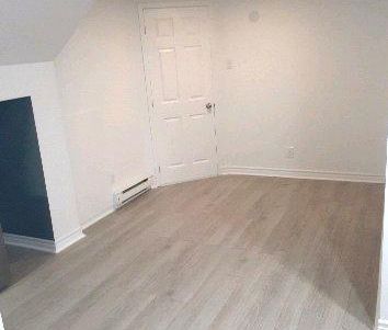 BEAU 1 1/2 FRAÎCHEMENT RÉNOVÉ TOUT INCLUS/MEUBLÉ À PROXIMITÉ DE TOU... - Photo 2