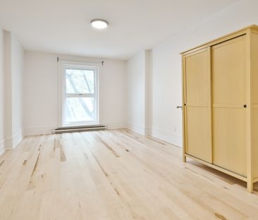 Immense Logement Rénové!!! 4 Chambres - Photo 2