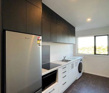 Modern 1-Bedroom Apartment with Balcony Views - Photo 2