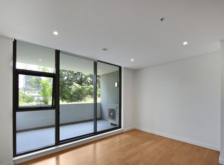 Spacious 1 Bedroom with Generous Sized Bedroom and Extra Large Parking! - Photo 5