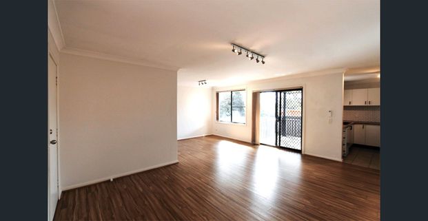 Beautiful Villa in Darcy Road Public School Catchment – With Whole-Home Water Filtration - Photo 1