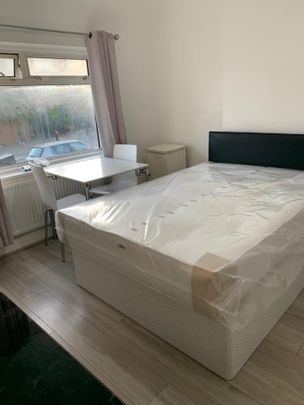 Room in a Shared House, Crest Road, NW2 - Photo 1