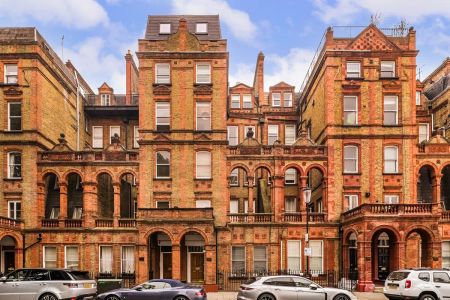 2 bedroom flat in South Kensington - Photo 2