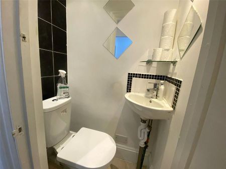 1 bedroom in a house share to rent - Photo 2