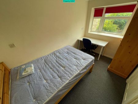 4 bedroom end of terrace house to rent - Photo 2
