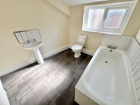 3 bedroom flat to rent - Photo 4