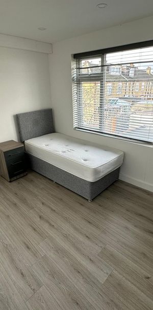 Studio Flat, Edgehill Road, CR4 - Photo 1