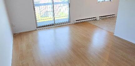 Grand logement rénové, 4 1/2 à Candiac sur le chemin Haendel, libre immédiatement, près de tout, devant école primaire - Photo 2