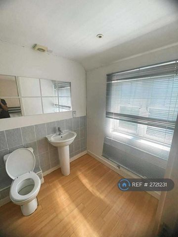 1 bedroom in a house share to rent - Photo 2