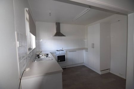 Fully Furnished Charming 3-Bedroom Home with Carport - Photo 2