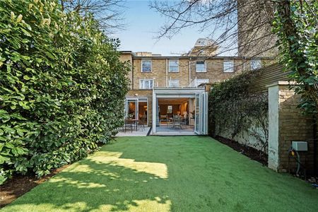 Stunning 4 bedroom terraced house with outside in gated portered development. - Photo 2