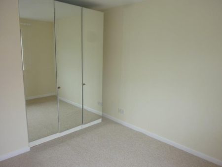 3 bedroom end of terrace house to rent - Photo 3