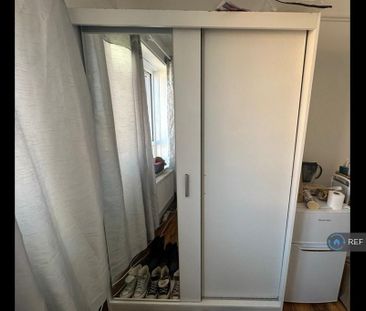 1 bedroom in a flat share to rent - Photo 5