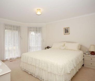 Family Home in Prime Narre Warren Location! - Photo 6