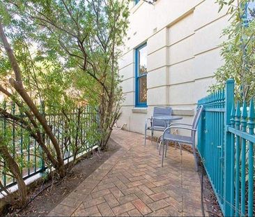 LARGE GROUND FLOOR APARTMENT WITH PRIVATE COURTYARD - Photo 4