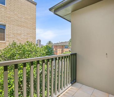 A sun-filled sanctuary in a refurbished block of only four - Photo 4