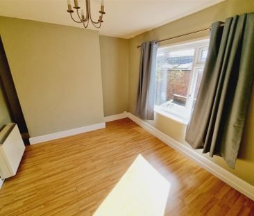 1 Bedroom Flat to Rent in Flat 3, High Street, Rushden, Northants, ... - Photo 1