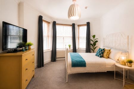 Studio Flat, Holland Park Gardens, W14 - Photo 2