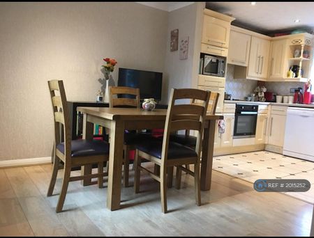 3 bedroom semi-detached house to rent - Photo 2