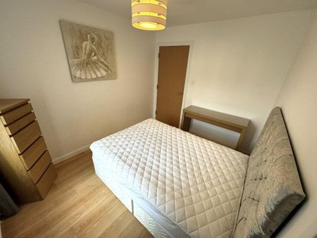 3 bedroom flat to rent - Photo 4