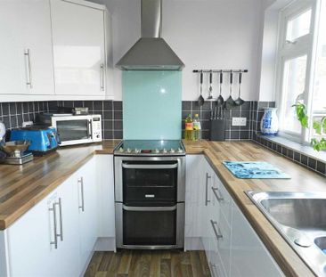 3 bedroom flat to rent - Photo 6