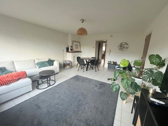 LICHT RUIM GEZELLIG APPARTEMENT MET 1 ZEER GROTE SLAAPKAMER EN AUTOSTAANPLAATS - Photo 1