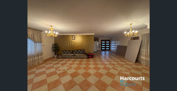 LARGE AND SPACIOUS 4 BEDROOM, 2 STORY HOUSE - Photo 1