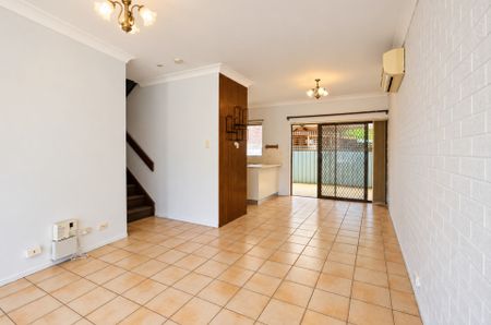 Spacious 2 Bedroom Townhouse&excl;&excl; - Photo 3