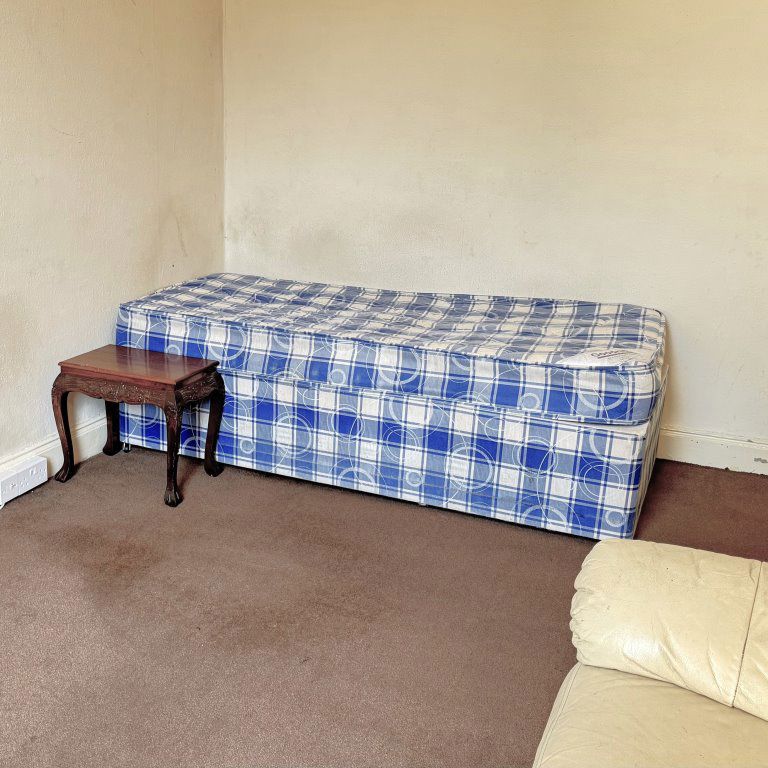 To Let 1 Bed Flat - Photo 1