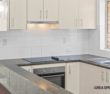 Fantastic, Low-Maintenance Home - Walk To Everything! - Photo 6