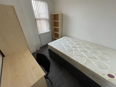 4 Bed Student Accommodation - Photo 4