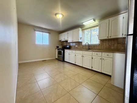 For Lease - 135 Luxury Avenue Unit# Main, Bradford West Gwillimbury, Ontario - Photo 3