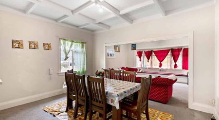 Large bungalow in the heart of Otahuhu! - Photo 2