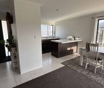 THREE BEDROOM - FEILDING - Photo 2