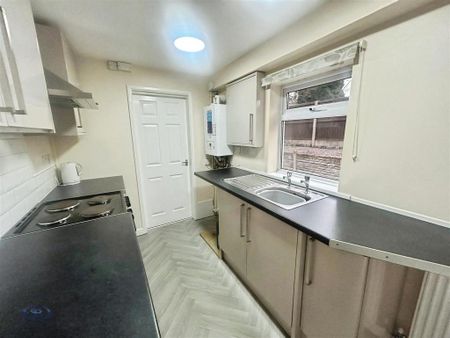 2 bedroom end of terrace house to rent - Photo 5