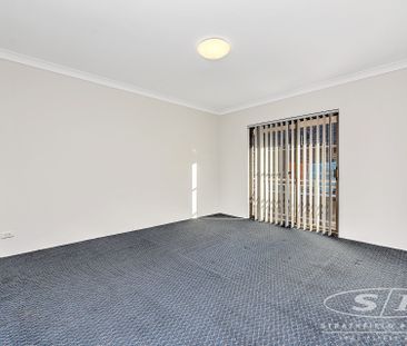 Townhouse with Spacious Interiors - Photo 2