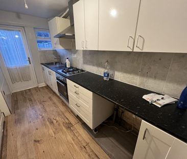 4 bedroom semi-detached house to rent - Photo 5