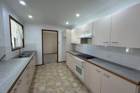 NEAT AND TIDY 4 BEDDER IN LAKESIDE! - Photo 3