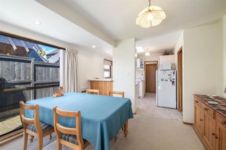 Executive Townhouse in Merivale! - Photo 3