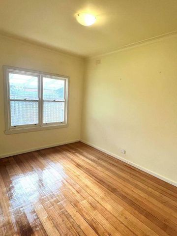 3 Bed House For Lease in Mordialloc: within 1km to the beach! - Photo 2