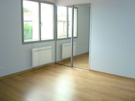 Location Appartement 4 pièces 113m² FONTENAY LE COMTE 85200 - Photo 4
