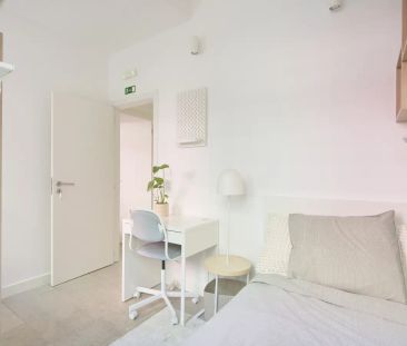 Room in a shared 9-bedroom apartment for rent in Lisbon - Photo 4