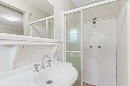 Charming One-Bedroom Unit with Private Courtyard - Photo 4