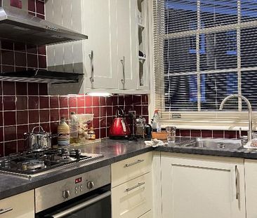 Double room in SW1 with own bathroom and full use of the rest of th... - Photo 4