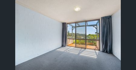 Coastal Lifestyle & Location – Across from Flynns Beach - Photo 4