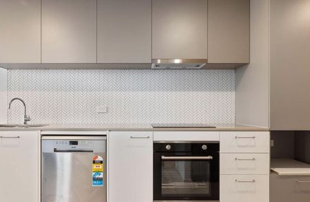 Modern Living in Greenway – Spacious Two-Bedroom Apartment - Photo 4