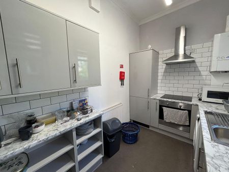 3 bedroom flat to rent - Photo 3