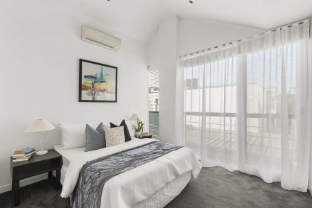 Architectural Brilliance Bathed in Light - Photo 4